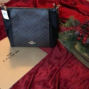 NWT Coach Marlon Hobo In Signature Canvas🎁